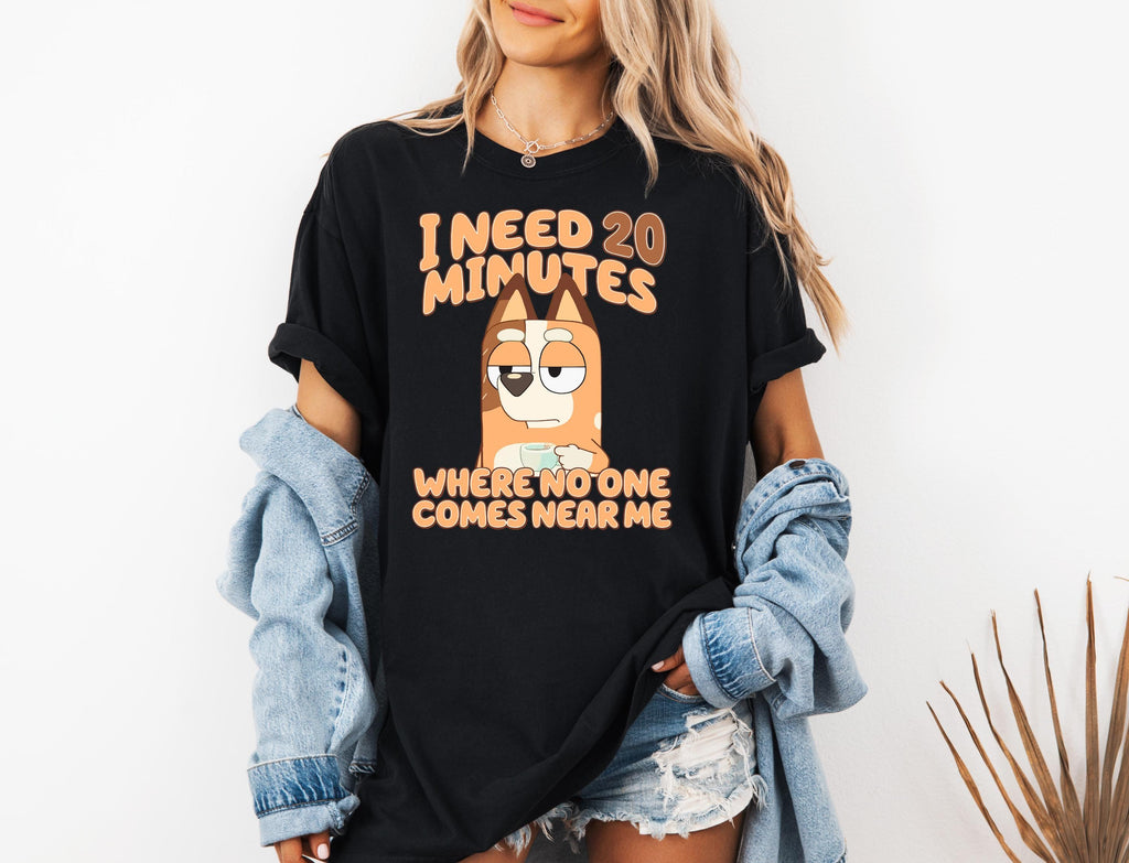 a woman wearing a t - shirt that says i need 20 minutes where no one