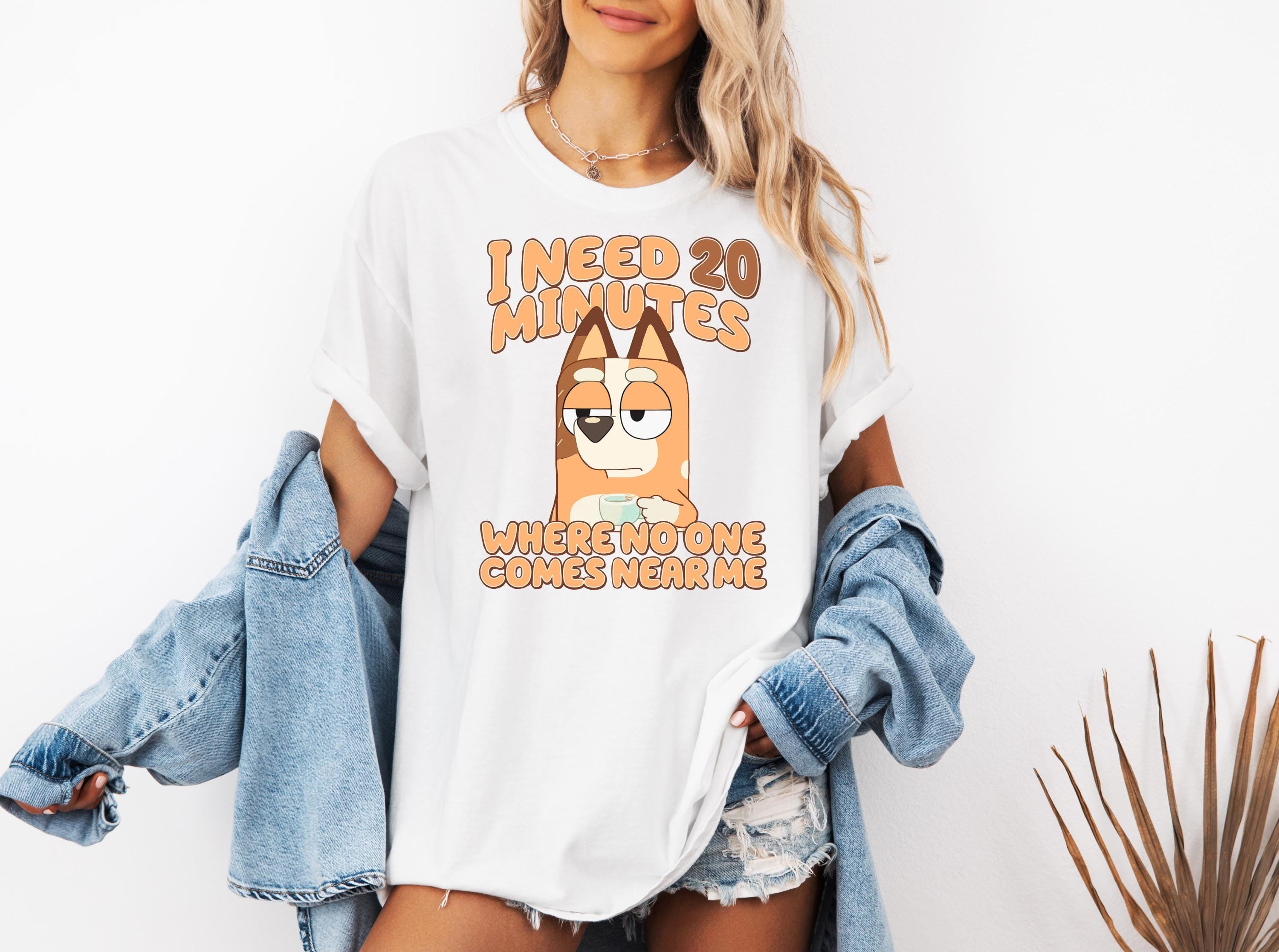 a woman wearing a t - shirt that says i need 20 minutes where everyone comes