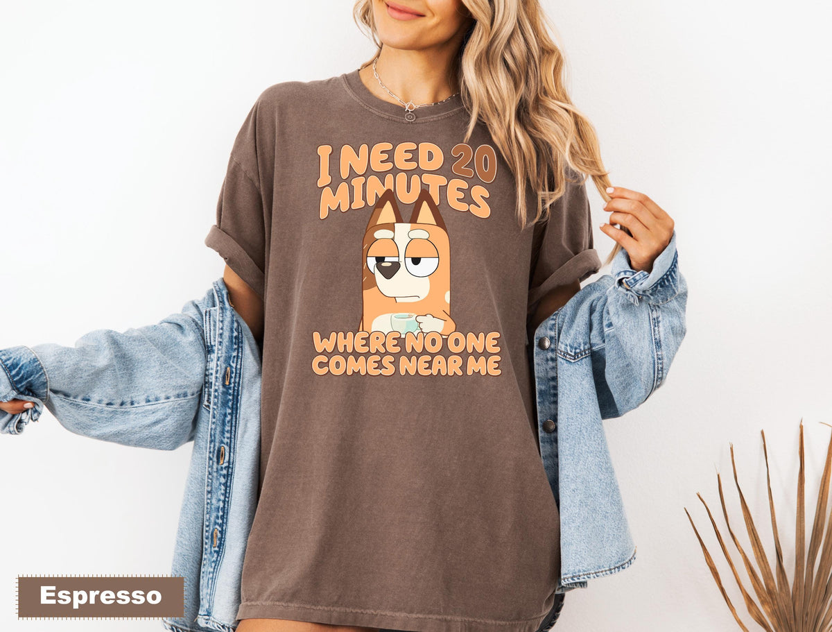 a woman wearing a t - shirt that says i need 20 minutes