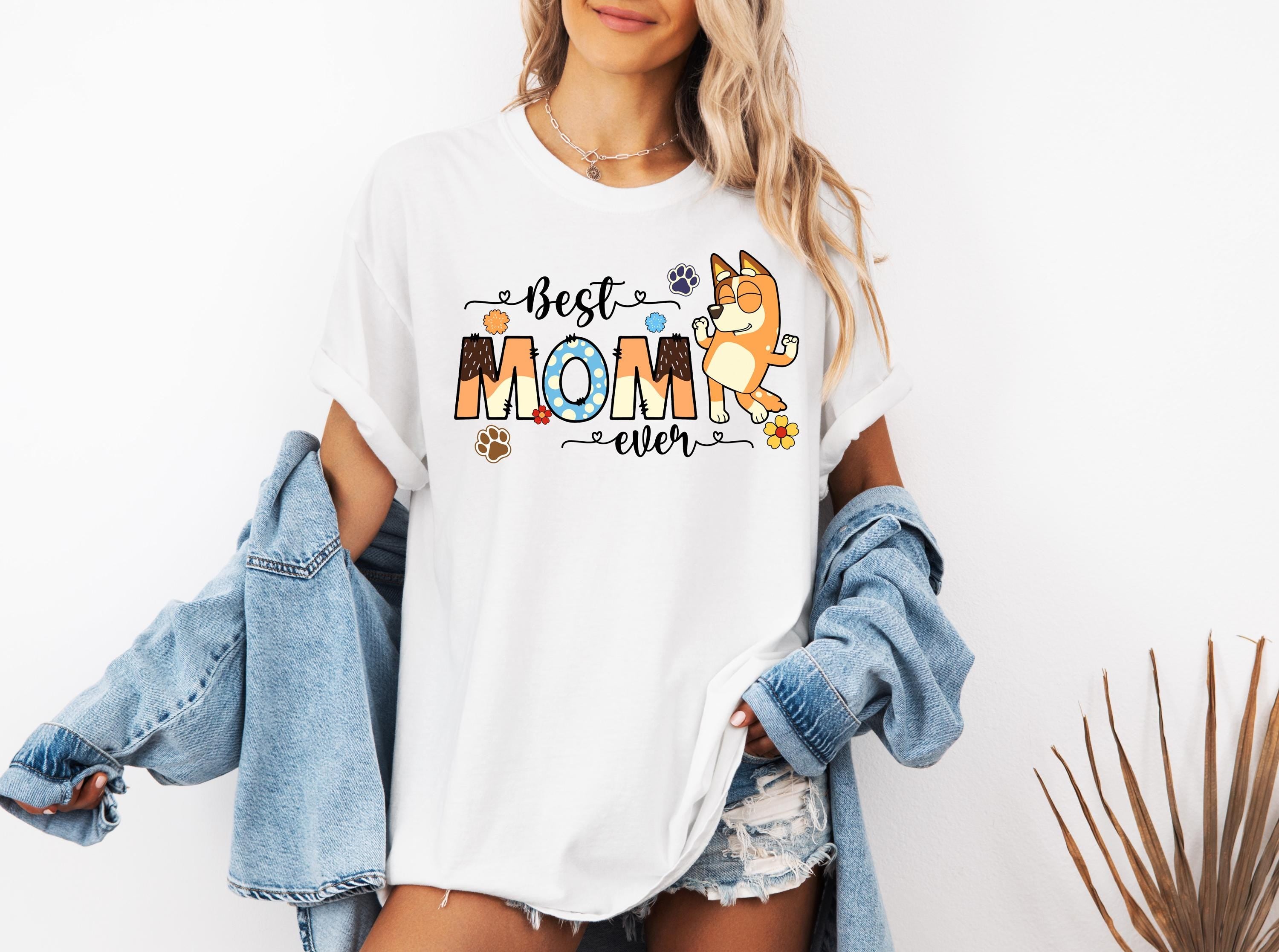 a woman wearing a t - shirt that says best mom on it