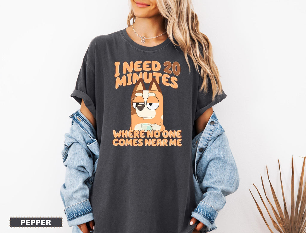 a woman wearing a t - shirt that says i need 20 minutes where no one