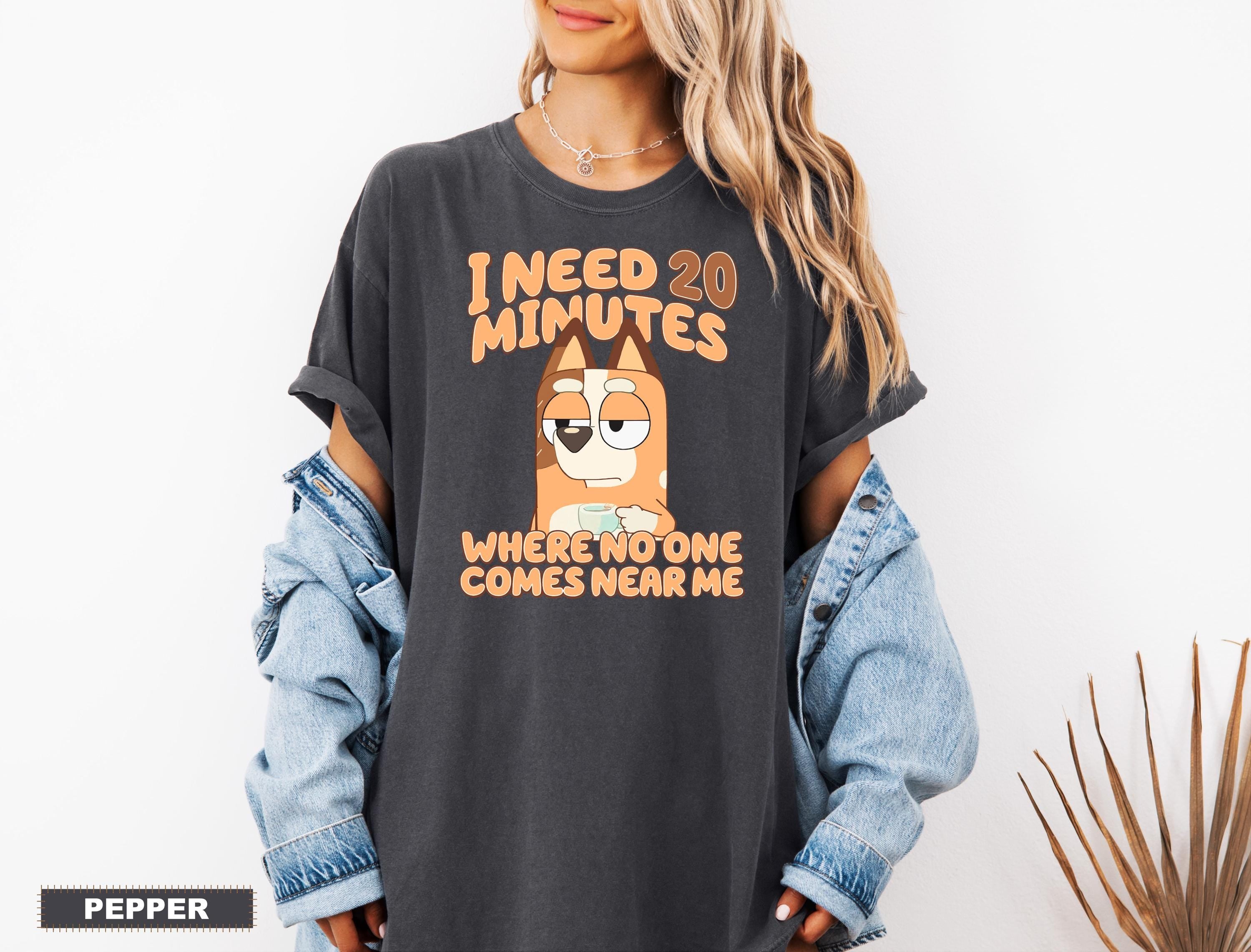 a woman wearing a t - shirt that says i need 20 minutes where no one