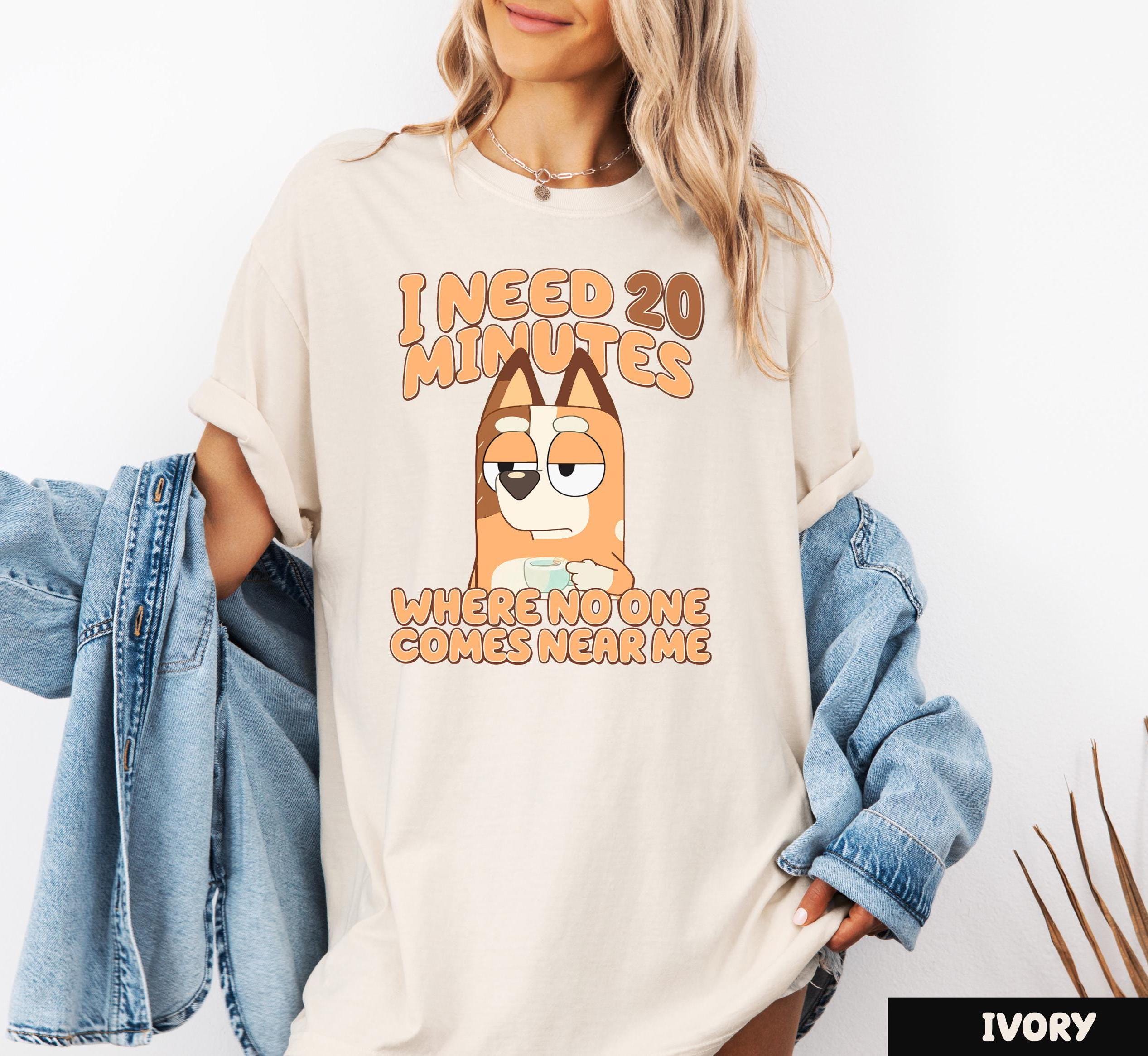 a woman wearing a t - shirt that says i need 20 minutes where everyone comes